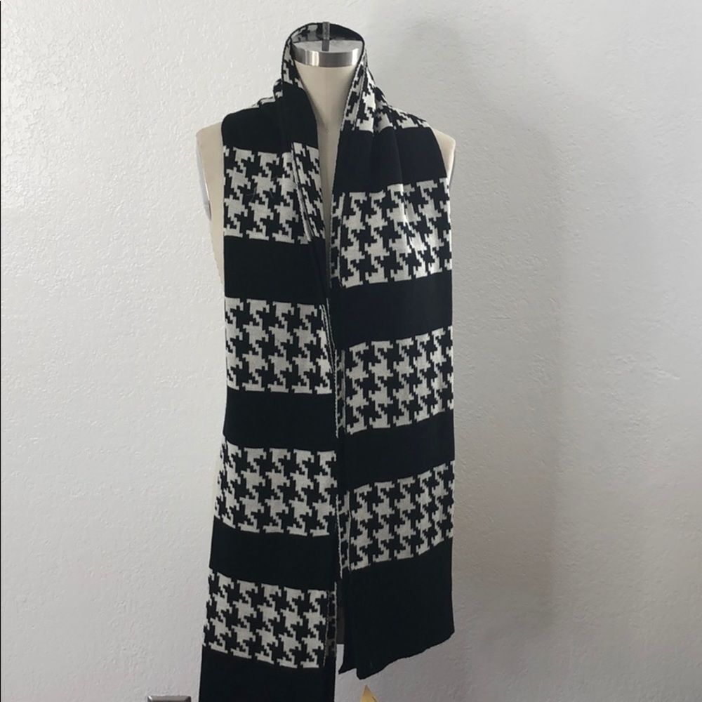 New Saks Fifth Avenue houndstooth fashion scarf